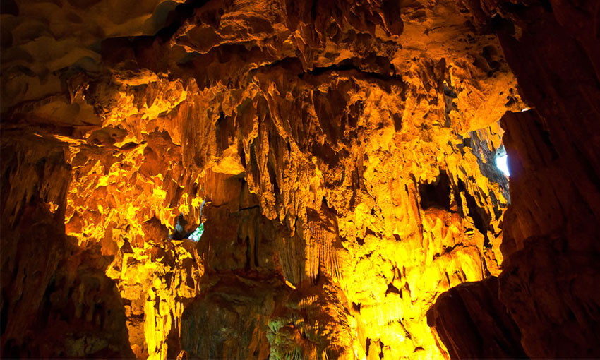 Me Cung Cave in Halong Bay
