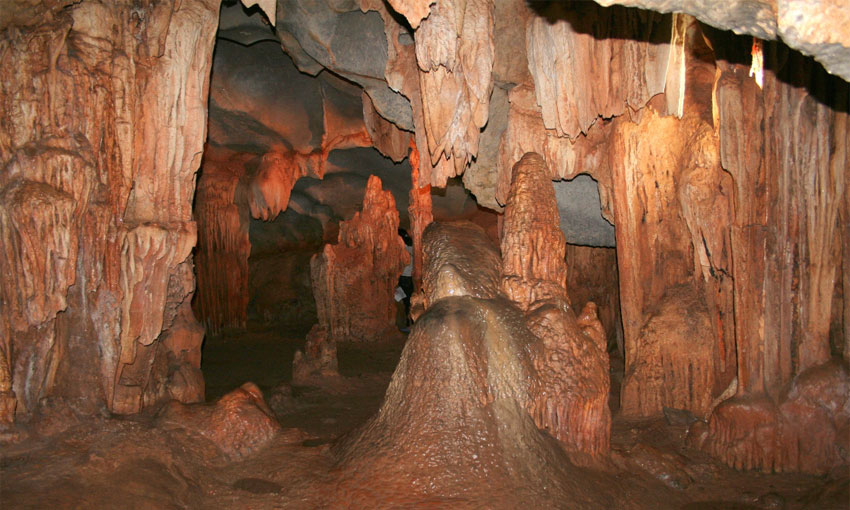 Me Cung Cave in Halong Bay