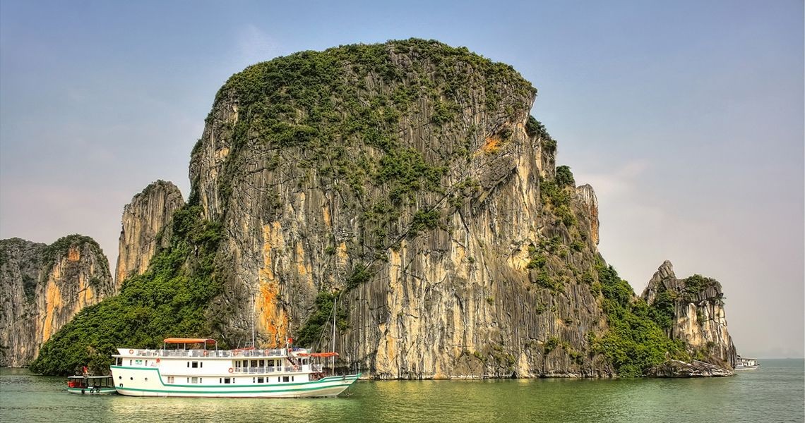 Bai Tu Long Bay