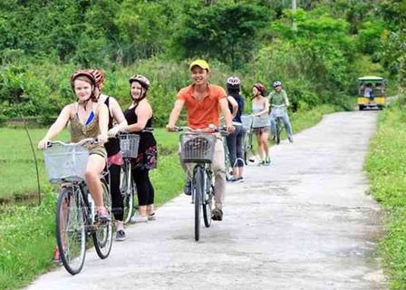 Lan Ha Bay – Viet Hai Village – Ba Trai Dao Beach (B, L, D)