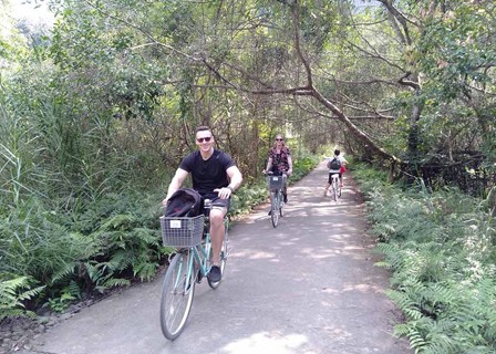 Discover Viet Hai village - Lan Ha Bay (B, L, D)