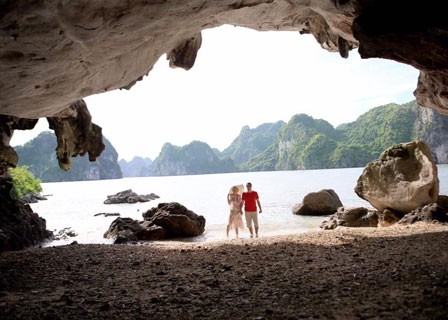 HANOI – TUAN CHAU MARIA - NHA LAT AREA - ME CUNG CAVE - TUNG SAU AREA (L, D)
