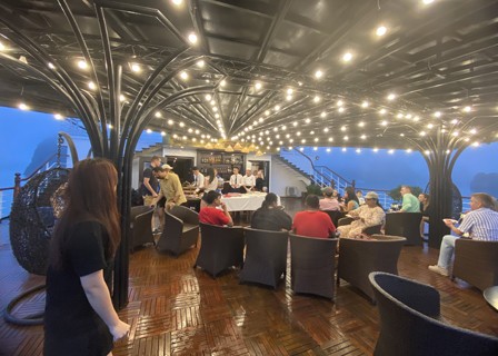 Halong Bay – Lan Ha Bay – Ba Trai Dao / Tra Bau (L/D)