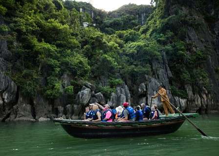 Lan Ha Bay – Tai Chi Lesson – Dark and Bright Cave – Hanoi (B, L)