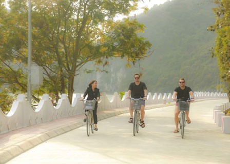 Ba Trai Dao Beach (Three Peaches Beach) – Viet Hai Village – Cat Ba Island (B, L, D)