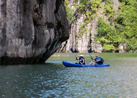 Lan Ha Bay – Dark & Bright Cave – Halong Bay (B, L)
