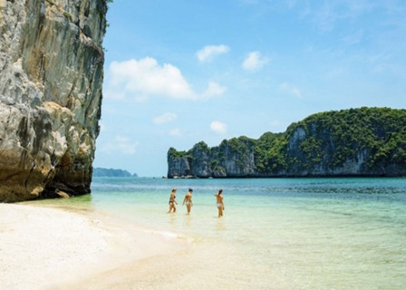 Viet Hai Village - Ba Trai Dao Beach (B,L,D)