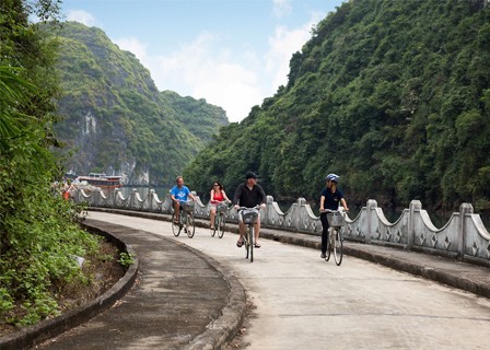 LAN HA BAY - VIET HAI VILLAGE (B, L, D)
