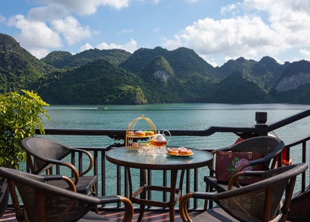 Lan Ha Bay – Ha Long Bay – Hanoi (B, L)
