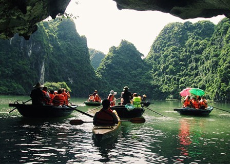 HALONG BAY – LUON CAVE – HANOI (B)
