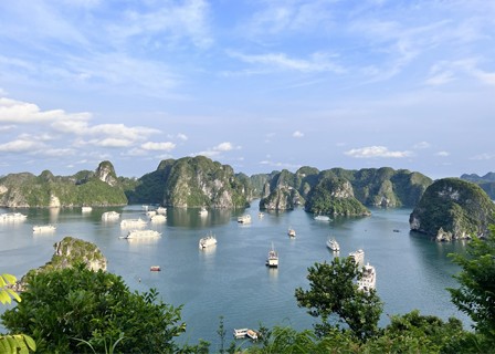 Hanoi – Halong Bay – Le Journey Cruise (L, D)